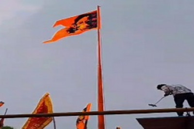राम के जयघोष के साथ शुरू हुआ 51 फीट  का भगवा ध्वजारोहण