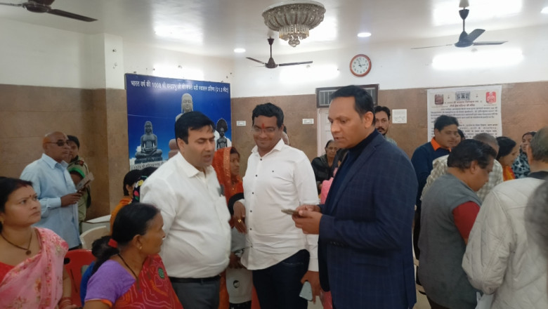 महापौर ने शिविर का अवलोकन कर नागरिको से बातचीत कर उनका हाल-चाल जाना:कहा अगर नही बना है तो अवश्य बनवाये:
