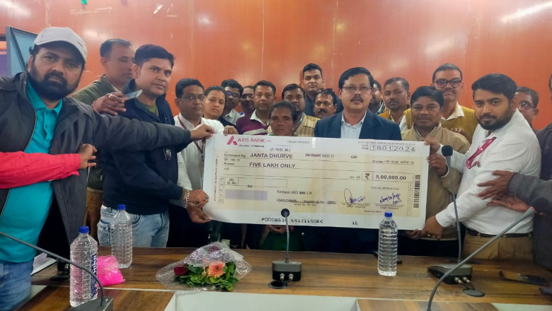 ग्राम पंचायत सचिव स्व.राय सिंह धुर्वे की मृत्यु पर उनके परिवार को मिली 5 लाख की बीमा राशी