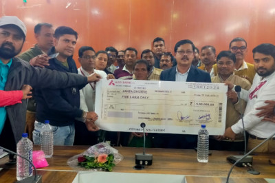 ग्राम पंचायत सचिव स्व.राय सिंह धुर्वे की मृत्यु पर उनके परिवार को मिली 5 लाख की बीमा राशी