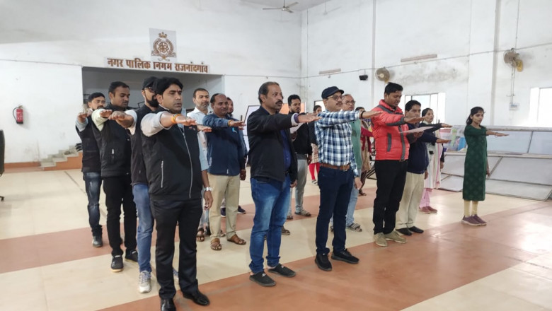 नगर निगम में आयुक्त ने अधिकारियों व कर्मचारियों को दिलाई राष्ट्रीय मतदाता दिवस पर शपथ