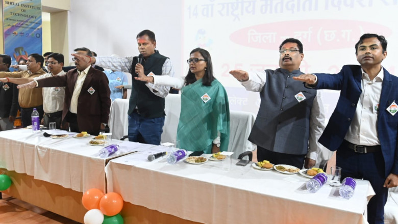 राष्ट्रीय मतदाता दिवस पर कमिश्नर ने मतदाताओं को दिलाई शपथ
