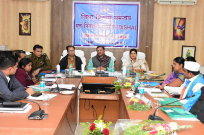 शासन की योजनाओं के प्रभावी क्रियान्वयन के लिए आपसी समन्वय से कार्य करने की जरूरत : सांसद श्री संतोष पाण्डेय