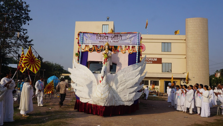 भिलाई इस्पात सयंत्र द्वारा जयंती स्टेडियम में गणतंत्र दिवस के अवसर पर आयोजित परेड में ब्रह्माकुमारीज द्वारा स्वर्णिम भारत की झांकी को प्रथम स्थान....
