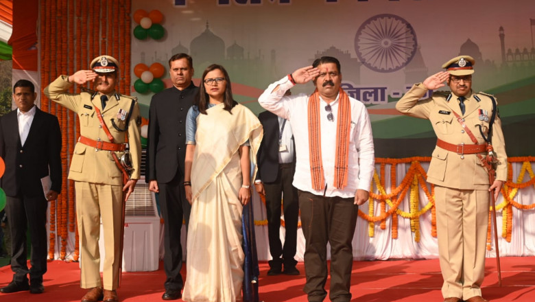 गणतंत्र दिवस समारोह हर्षोल्लास के साथ संपन्न - उप मुख्यमंत्री विजय शर्मा ने ध्वजारोहण कर परेड की ली सलामी