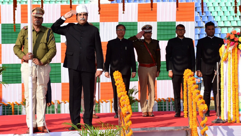 जिले में अपूर्व उत्साह एवं हर्ष के साथ मनाया गया गणतंत्र दिवस - विधायक रायपुर पश्चिम  राजेश मूणत ने किया ध्वजारोहण