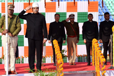 जिले में अपूर्व उत्साह एवं हर्ष के साथ मनाया गया गणतंत्र दिवस - विधायक रायपुर पश्चिम  राजेश मूणत ने किया ध्वजारोहण