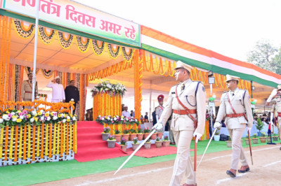 जिले में हर्षाेल्लास के साथ मनाया गया गणतंत्र दिवस लोकसभा सांसद  चुन्नीलाल साहू ने ध्वजारोहण कर ली परेड की सलामी