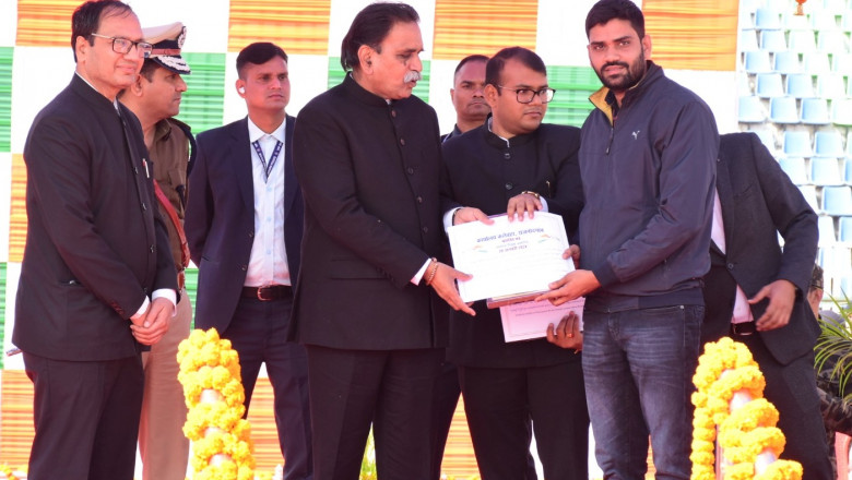 जनसंपर्क विभाग के  प्रवीण रंगारी एवं  आनंद सागर चतुर्वेदी को उत्कृष्ट कार्य के लिए किया गया सम्मानित
