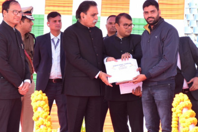 जनसंपर्क विभाग के  प्रवीण रंगारी एवं  आनंद सागर चतुर्वेदी को उत्कृष्ट कार्य के लिए किया गया सम्मानित