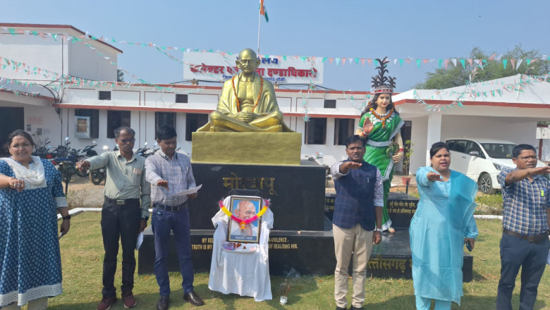 राष्ट्रपिता महात्मा गाँधी की पुण्य तिथि पर जिला कार्यालय के अधिकारी-कर्मचारियों ने नशा मुक्ति का लिया संकल्प, 2 मिनट का मौन धारण कर दी गई श्रद्धांजलि
