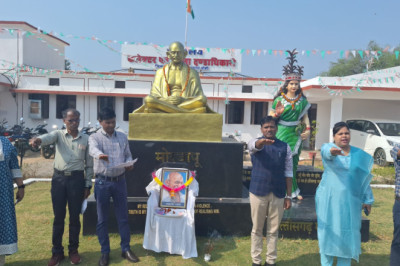 राष्ट्रपिता महात्मा गाँधी की पुण्य तिथि पर जिला कार्यालय के अधिकारी-कर्मचारियों ने नशा मुक्ति का लिया संकल्प, 2 मिनट का मौन धारण कर दी गई श्रद्धांजलि