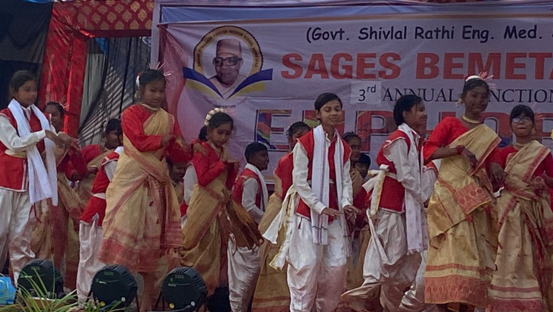’विधायक  दीपेश साहू और कलेक्टर  रणबीर शर्मा ने वार्षिकोत्सव में मेधावी बच्चों को प्रशस्ति पत्र दिये’
