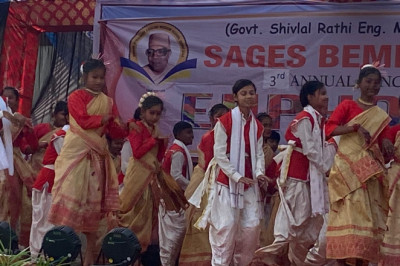 ’विधायक  दीपेश साहू और कलेक्टर  रणबीर शर्मा ने वार्षिकोत्सव में मेधावी बच्चों को प्रशस्ति पत्र दिये’