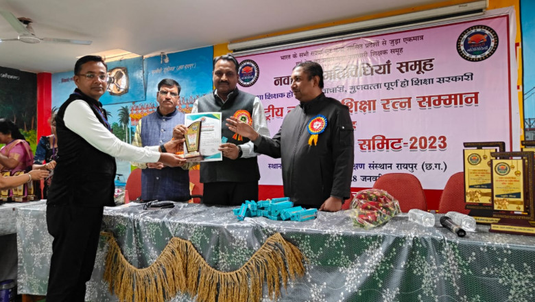 योगेंद्र कुमार देवांगन प्रधान पाठक प्राथमिक शाला सिरलगढ़ को राष्ट्रीय नवाचारी शिक्षा रत्न सम्मान