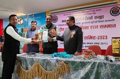 योगेंद्र कुमार देवांगन प्रधान पाठक प्राथमिक शाला सिरलगढ़ को राष्ट्रीय नवाचारी शिक्षा रत्न सम्मान