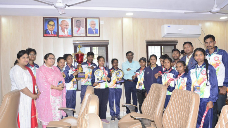कलेक्टर ने इंटरनेशनल कराते चौंपियनशिप के खिलाड़ियों को  किया सम्मानित
