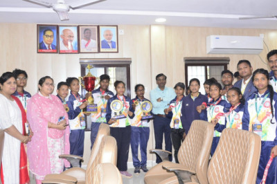 कलेक्टर ने इंटरनेशनल कराते चौंपियनशिप के खिलाड़ियों को  किया सम्मानित