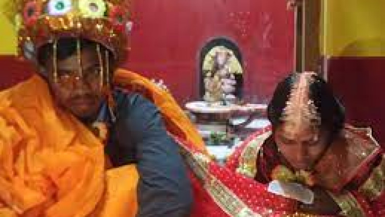 साल का दूसरा माह यानी फरवरी - प्रपोज डे पर घर से फरार हुए लव बर्ड्स, पुलिस ने लड़का-लड़की की कराई शादी
