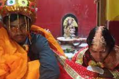 साल का दूसरा माह यानी फरवरी - प्रपोज डे पर घर से फरार हुए लव बर्ड्स, पुलिस ने लड़का-लड़की की कराई शादी