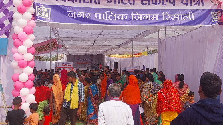 आवास और उज्जवला योजना के लिए लगी कतार  - आयुक्त ने पुरैना शिविर का किया निरीक्षण