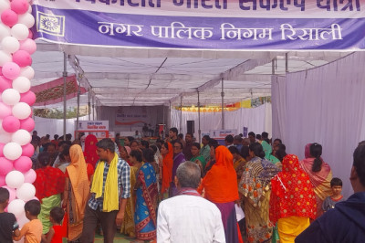 आवास और उज्जवला योजना के लिए लगी कतार  - आयुक्त ने पुरैना शिविर का किया निरीक्षण