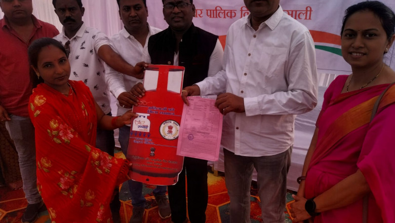 किसी ने सिलेण्डर लिया तो कोई आवास के लिए भरा आवेदन