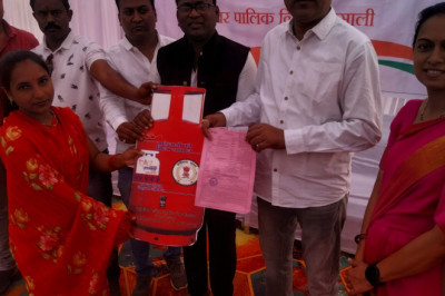 किसी ने सिलेण्डर लिया तो कोई आवास के लिए भरा आवेदन