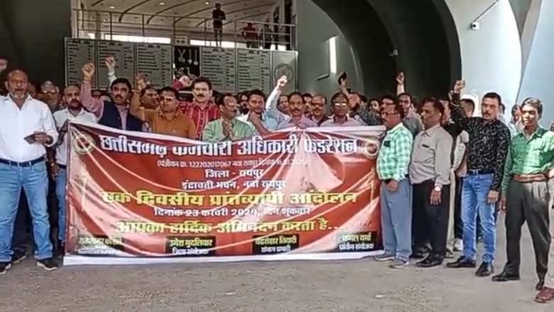 मुख्यमंत्री ने नाम सौंपा ज्ञापन…‘मोदी की गारंटी’ पर राज्य सरकार के कर्मचारियों ने इंद्रावती भवन के सामने किया प्रदर्शन