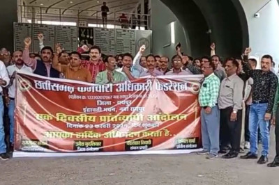 मुख्यमंत्री ने नाम सौंपा ज्ञापन…‘मोदी की गारंटी’ पर राज्य सरकार के कर्मचारियों ने इंद्रावती भवन के सामने किया प्रदर्शन