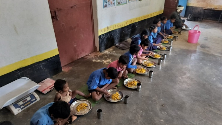 प्रधानमंत्री पोषण शक्ति निर्माण योजना अंतर्गत न्योता भोज में शामिल हुए कलेक्टर