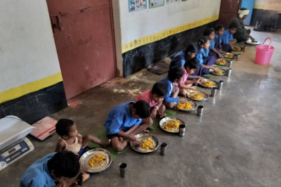 प्रधानमंत्री पोषण शक्ति निर्माण योजना अंतर्गत न्योता भोज में शामिल हुए कलेक्टर