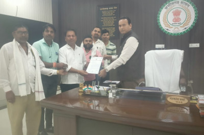 107पंचायतो के खाते मे  15 वित्तीय की राशि नहीं आने से परेशान सरपंचों ने कलेक्टर को सौंपा ज्ञापन