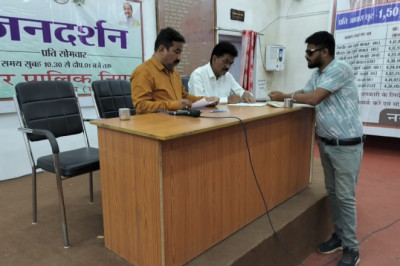 गौरव पथ और वार्ड के मुख्य मार्ग का हो डामरीकरण-ऋषि शास्त्री पार्षद ने जनचौपाल दौरान आवागमन समस्या के निराकरण के लिए आयुक्त के नाम ज्ञापन सौंपा