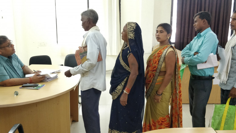 कलेक्टर श्री अग्रवाल ने जनचौपाल में सुनी आम नागरिकों की समस्याएं जनचौपाल में 62 आवेदन प्राप्त हुए