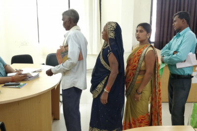 कलेक्टर श्री अग्रवाल ने जनचौपाल में सुनी आम नागरिकों की समस्याएं जनचौपाल में 62 आवेदन प्राप्त हुए