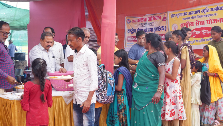 राजिम कुंभ कल्प मेला में श्रद्धालुओं को मिल रहा निशुल्क भोजन भंडारा