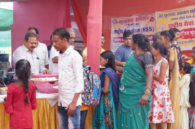 राजिम कुंभ कल्प मेला में श्रद्धालुओं को मिल रहा निशुल्क भोजन भंडारा