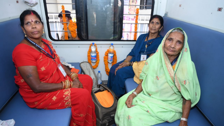 रामलला दर्शन योजना अंतर्गत जिले के 90 श्रद्धालु अयोध्या के लिए हुए रवाना मुख्यमंत्री साय ने रायपुर से 850 भक्तजनों को लेकर जाने वाली विशेष ट्रेन को किया रवाना बुजुर्गों को तीर्थ यात्रा का पुण्य दे रही है