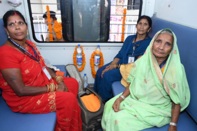 रामलला दर्शन योजना अंतर्गत जिले के 90 श्रद्धालु अयोध्या के लिए हुए रवाना मुख्यमंत्री साय ने रायपुर से 850 भक्तजनों को लेकर जाने वाली विशेष ट्रेन को किया रवाना बुजुर्गों को तीर्थ यात्रा का पुण्य दे रही है