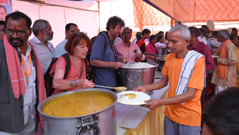 राजिम भक्तिन मंदिर समिति के भोग भंडारा में शामिल हुए वरिष्ठ नागरिक श्री नारायण सिंह  फ्रांस से पहुंचे दंपति ने किया भोजन प्रसादी वितरण