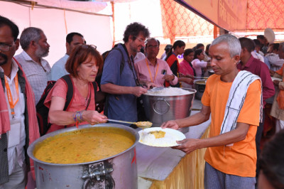 राजिम भक्तिन मंदिर समिति के भोग भंडारा में शामिल हुए वरिष्ठ नागरिक श्री नारायण सिंह  फ्रांस से पहुंचे दंपति ने किया भोजन प्रसादी वितरण