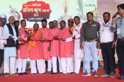 राजिम कुंभ कल्प के मंच पर स्थानीय कलाकारों ने शानदार प्रस्तुति देकर दर्शकों से खूब वाहवाही लूटी