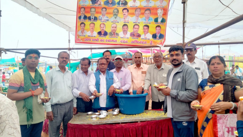 राजिम कुंभ में भामाशाह सद्भाव समिति द्वारा किया गया पोहा वितरण