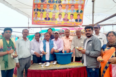राजिम कुंभ में भामाशाह सद्भाव समिति द्वारा किया गया पोहा वितरण