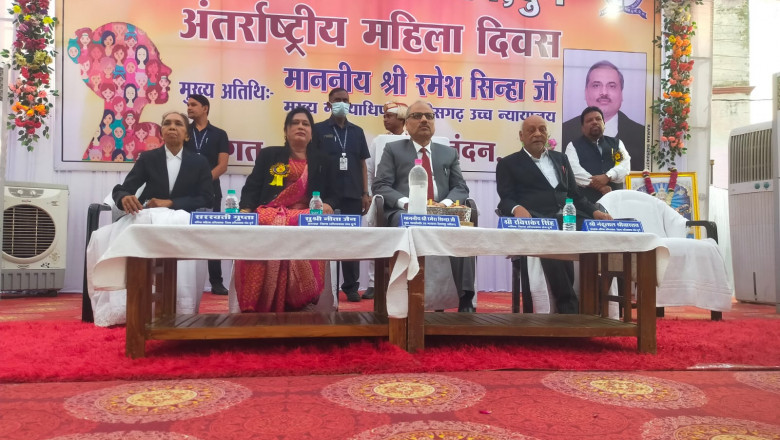 अंतर्राष्ट्रीय महिला दिवस“ की पूर्व संध्या पर अधिवक्ता संघ दुर्ग द्वारा आयोजित कार्यक्रम में माननीय न्यायमूर्ति रमेश सिन्हा मुख्य न्यायाधीश छत्तीसगढ़ उच्च न्यायालय, बिलासपुर सम्मिलित हुए