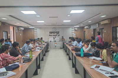 कलेक्टर ऋचा प्रकाश चौधरी के मार्गदर्शन में मनरेगा के निर्माण कार्यो की समीक्षा बैठक समपन्न  -निर्माण कार्य का प्रस्ताव अब केएमएल फाइल के रूप में तकनीकी अमलों द्वारा किया जाएगा प्रस्तुत