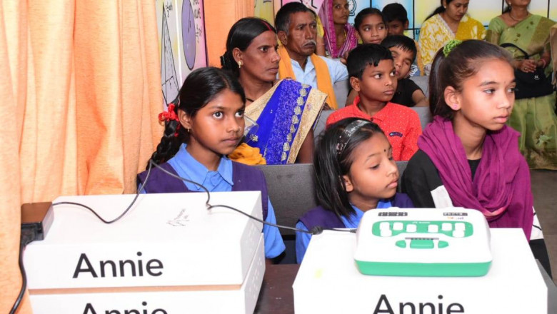 एनी स्मार्ट डिवाइस से दृष्टिबाधित बच्चे आसानी से शिक्षा ग्रहण कर पाएंगे - पूर्व सांसद मधुसूदन यादव - दृष्टिबाधित बच्चों डिजिटल शिक्षा के लिए एनी स्मार्ट डिवाइस बहुत उपयोगी - कलेक्टर अग्रवाल