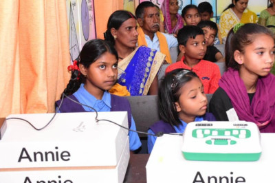 एनी स्मार्ट डिवाइस से दृष्टिबाधित बच्चे आसानी से शिक्षा ग्रहण कर पाएंगे - पूर्व सांसद मधुसूदन यादव - दृष्टिबाधित बच्चों डिजिटल शिक्षा के लिए एनी स्मार्ट डिवाइस बहुत उपयोगी - कलेक्टर अग्रवाल