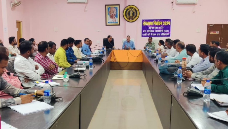 आगामी लोकसभा निर्वाचन हेतु एफएसटी और एसएसटी टीम को दी गई प्रशिक्षण  कलेक्टर ने बताई एफएसटी एवं एसएसटी को उनकी भूमिका
